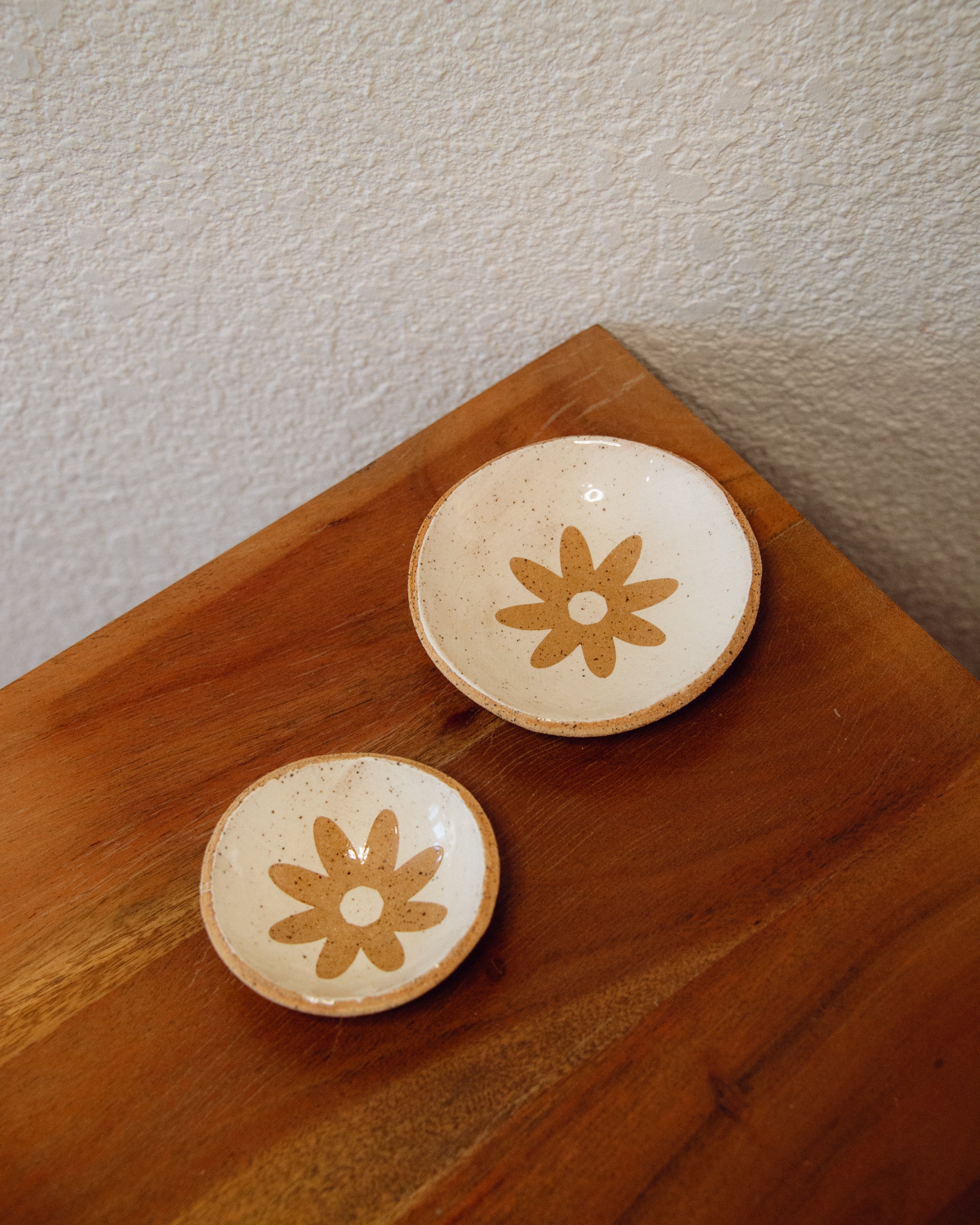small dish daisy small dish daisy